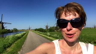 Toeristje spelen op de fiets bij molens Kinderdijk [upl. by Warrenne]