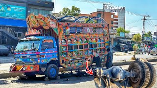 When the axle of the overloaded truck broke in the main road how the mechanics fixed it in 1 hours [upl. by Socha]