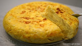 Tortilla de Patatas Con Cebolla Receta de Tortilla Española con trucos [upl. by Aikat]