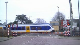 Spoorwegovergang NaardenBussum  Dutch railroad crossing [upl. by Mandell]