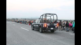 Caravana Migrante En Tijuana Siguen Llegando De Mexicali Para Entrar A USA [upl. by Naliorf804]