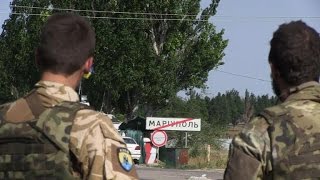 Ukraine le bataillon Azov tient un checkpoint près de Marioupol [upl. by Eleonora859]