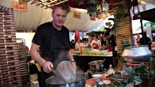 Gordon Ramsay wins chilli crab loses Hawker Heroes challenge [upl. by Seaden]