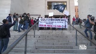 Esame Giuli le proteste degli studenti davanti alla facoltà di Lettere quotLo bocciamo noiquot [upl. by Biles608]