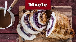 Rezept Putenrollbraten mit Rotkohlfüllung I Miele [upl. by Ellednahc]