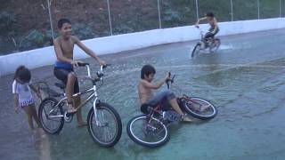 BICICLETA NA AGUA ENGRAÇADAS QUEDAS [upl. by Ydahs]