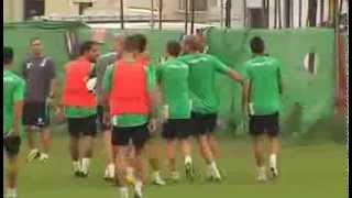 Varios jugadores del Real Betis se pelean durante un entrenamiento [upl. by Monto848]