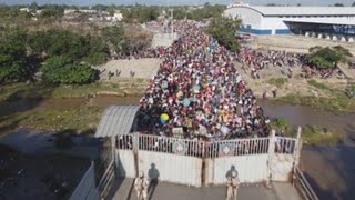 Un agitado día de mercado en la frontera dominicohaitiana [upl. by Jorrie]