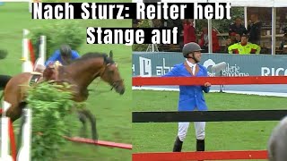 Reiter hebt nach Sturz die Stange auf 💪🏼  Das ist ein echter Helfer im Parcours 😂 [upl. by Hadrian]