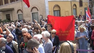 Al funerale di Pietro Ingrao la folla canta quotBandiera Rossaquot e quotBella Ciaoquot [upl. by Zipnick]