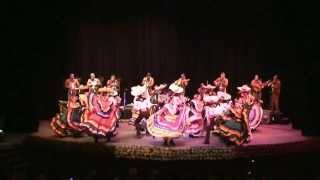 La Culebra y La Negra  Mariachi Vargas de Tecalitlán con el Ballet Folklorico del ITLP [upl. by Hacissej403]