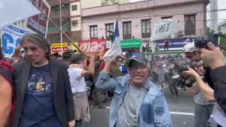 Gases y camiones hidrantes en un fuerte dispositivo policial contra las protestas en Buenos Aires [upl. by Ecnahc]