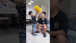 小米宝套垃圾袋的方式太秀了，爸爸都看懵了！Cute babyCute呆萌小米宝聪明宝宝萌娃 [upl. by Azila]