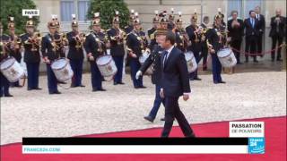 Passation de pouvoirs  Emmanuel Macron accueilli par François Hollande à lElysée [upl. by Auahsoj]