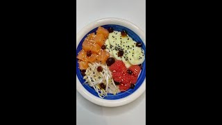 POKE BOWL CON SALMONE DA PROVARE PER PRANZO Shorts [upl. by Janot]