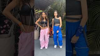 Qual cor de calça vcs preferem  AZUL OU ROSA  💕💙 shortsyoutube shortsviral dancinha [upl. by Arst]