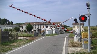 Spoorwegovergang Pieve Saliceto I  Railroad crossing  Passaggio a livello [upl. by Ahcim]