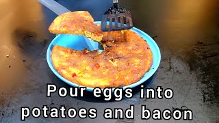 Pour eggs into potatoes and bacon the fried eggs will become extremely delicious [upl. by Enylodnewg665]