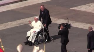 Domenica delle Palme Papa Francesco saluta i cardinali in piazza San Pietro [upl. by Nybor]