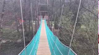 Wandelen over de 50 meter lange hangbrug over rivier de Ourthe in Durbuy [upl. by Harewood]