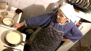 Масленица Бабуля печёт блины Grandma bakes pancakes subtitles [upl. by Enra]