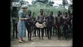 Rainha da inglaterra com pigmeusQueen of England buys hunting bow from African Pygmies [upl. by Ueik569]