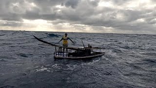 Guerreiros Do Mar A 20 KM COSTA ENCONTRAMOS ESSE PESCADOR SOZINHO NA SUA JANGADA NO MEIO DO MAR [upl. by Geordie]