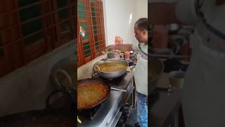 Chris gel bhi khate Hain inke Hath ka streetfood kachori foodlicious chola food cookingshow [upl. by Alrak432]