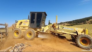 Motoniveladora New Holland RG 170b patrolando estrada rural na região de Silvânia Goiás [upl. by Conant]