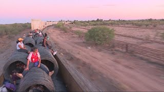 Mexique  à bord de quotla Bestiaquot le train de marchandises emprunté par les migrants [upl. by Dulcia]