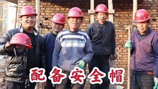 安全生产无小事，二两自费给工友买安全帽，从源头杜绝后患 [upl. by Huai]