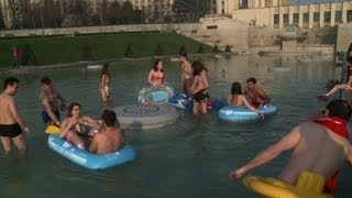 Une baignade à Paris pour fêter le passage à lheure dété [upl. by Ardnala585]