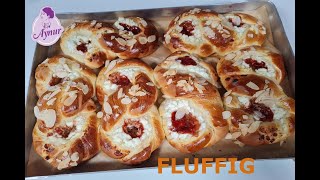 Fluffiges Hefegebäck mit Körniger Frischkäse und Marmelade Füllung [upl. by Nnahaid]