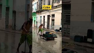 Vendedores ambulantes a 50 el AGUACATE 🥑 en CUBA 🇨🇺 caminando bajo la lluvia cubanosdeapie [upl. by Nishi324]