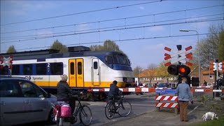 Spoorwegovergang Borne  Dutch railroad crossing [upl. by Aylmer]