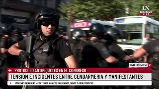 Protocolo antipiquetes en el Congreso tensión e incidentes entre Gendarmería y manifestantes [upl. by Lisetta137]