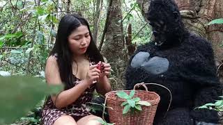 Primitive King Kong finding fruit in forest to care girl [upl. by Onnem]