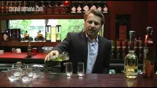 La técnica Como servir tequila ginebra y whisky [upl. by Rim]