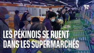 Craignant un confinement les habitants de Pékin se ruent dans les supermarchés [upl. by Ester533]