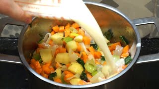 Soupe Poireaux carottes pommes de terre et au lait – Recette sans crème facile et onctueuse [upl. by Annahsohs128]