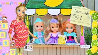 Exciting News at the Lemonade Stand  Anna and Elsa Toddlers Family Stories [upl. by Enyak]