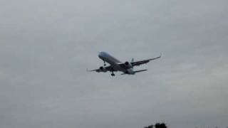 Thomson 757 arriving at gatwick with winglets [upl. by Ayhay]