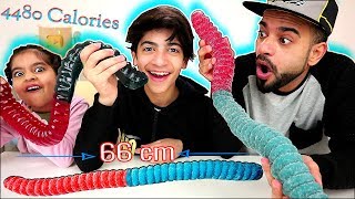 تحدي اكبر واطول جيلاتين بالعالم ضد رضا وزينب والعقاب؟ Worlds Largest  Sour  Gummy Worm Challenge [upl. by Aeynod]