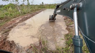 LIMPANDO TANQUE DE PEIXE 🐟 Escavadeira hidráulica op iago [upl. by Verdha]