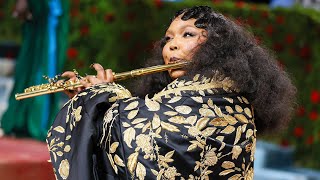 Met Gala 2022 Lizzo Plays Her Flute on the Carpet [upl. by Christiana]