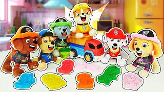 I cuccioli di Paw Patrol giocattolo preparano i biscotti Giochi con il pongo nel video per bambini [upl. by Unders873]