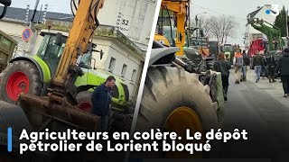 Agriculteurs en colère Le dépôt pétrolier de Lorient bloqué [upl. by Baniez]