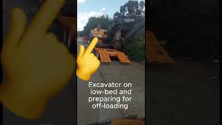 😭❌👉🤦‍♂️👈❓ Excavator falls during offloading shortsfeed excavator incident [upl. by Valeda843]