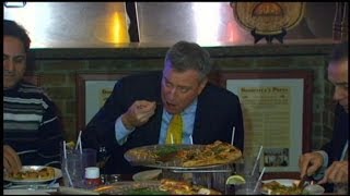 New York City Mayor Bill de Blasio Defies Traditional Pizza Norms [upl. by Aerdnod]