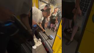 Anzeige Ich staubsauge in der Ubahn 😳 [upl. by Dorehs]